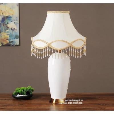 ĐÈN PHONG CÁCH CHÂU ÂU HỌA TIẾT ĐẮP NỔI